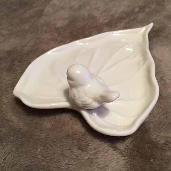 Bird on leaf trinket/jewelry tray. Off white in color,see pics for measurement - Picture 3 of 8